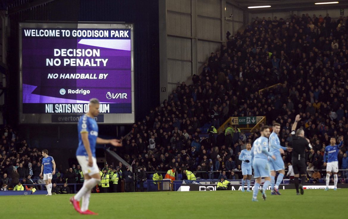 Everton make refereeing complaint
